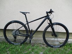 Nové 29" kolo na rámu Maxbike M909 17", vzduch. vidlice Manitou Markhor, Deore 1x12, pevné osy