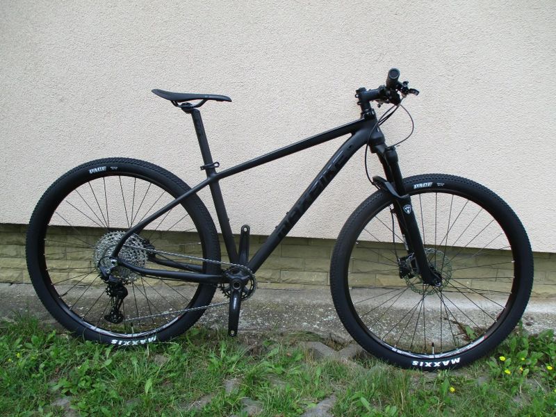 Nové 29" kolo na rámu Maxbike M909 17", vzduch. vidlice Manitou Markhor, Deore 1x12, pevné osy