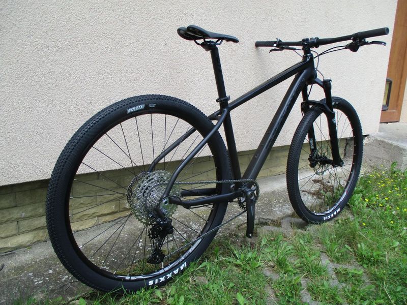 Nové 29" kolo na rámu Maxbike M909 17", vzduch. vidlice Manitou Markhor, Deore 1x12, pevné osy
