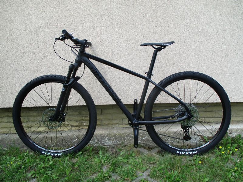 Nové 29" kolo na rámu Maxbike M909 17", vzduch. vidlice Manitou Markhor, Deore 1x12, pevné osy