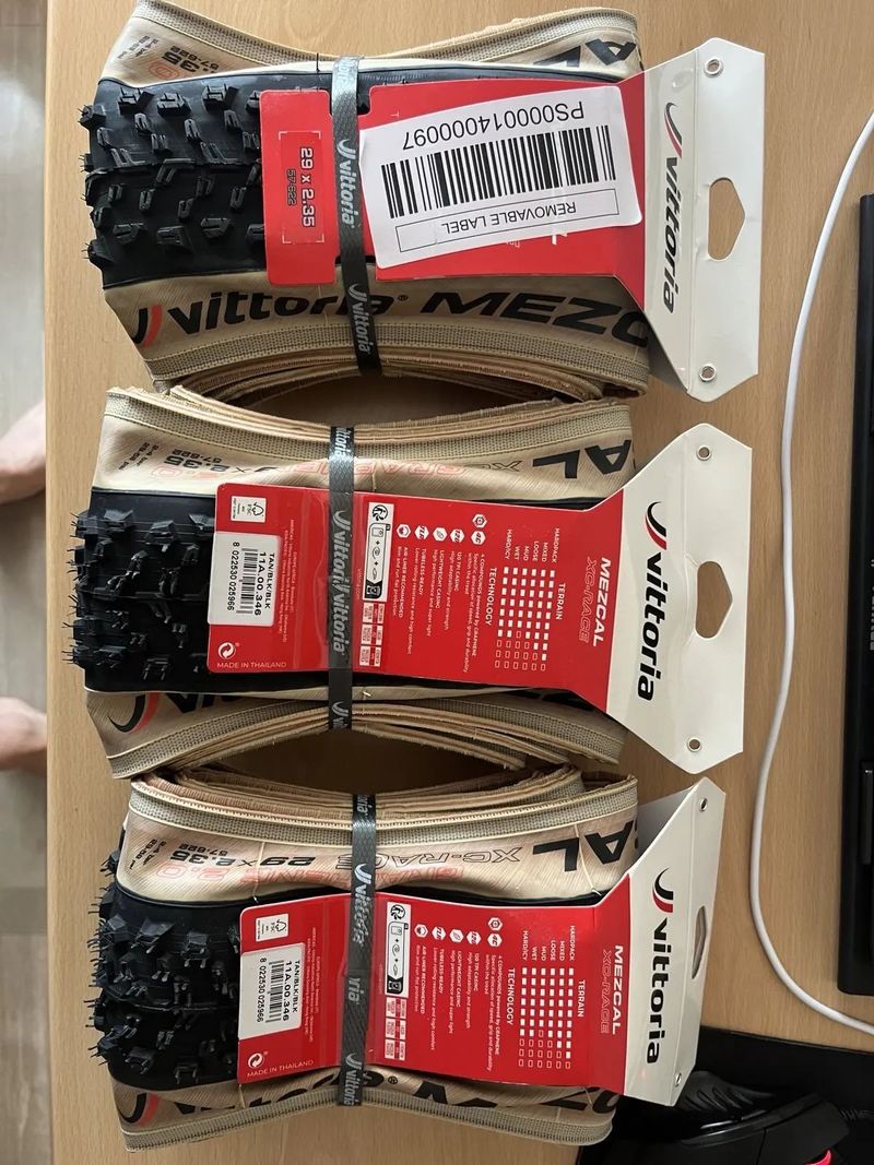 Plášť VITTORIA Mezcal III XC Race TLR G2.0 Tan/Black/Black 29x2.35 (dop. cena 1.499 Kč)