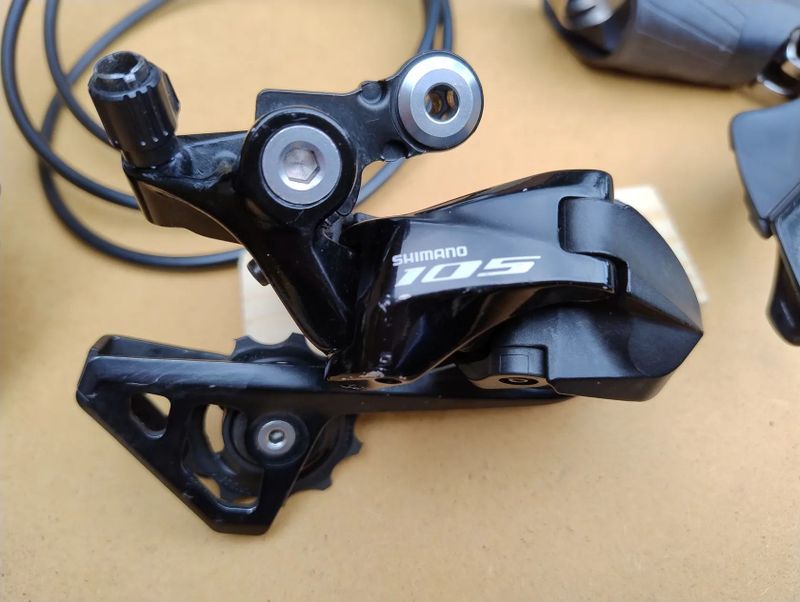 Kompletní sada Shimano 105 mechaniky/disc
