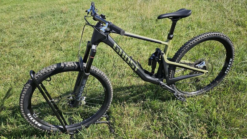 Ghost Riot Trail CF Pro 2025, velikost L (178-190 cm)