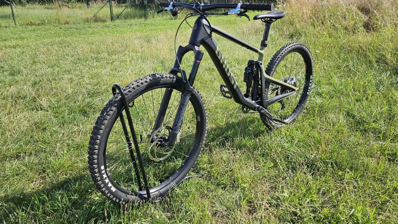 Ghost Riot Trail CF Pro 2025, velikost L (178-190 cm)