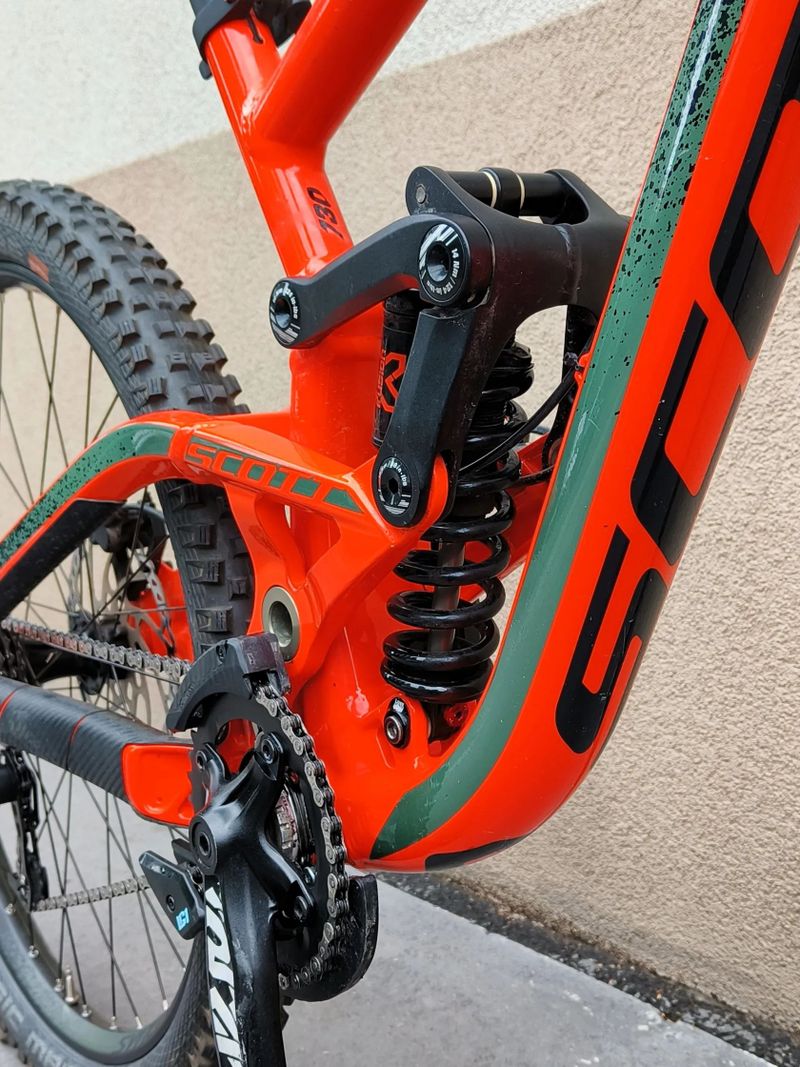 SCOTT Gambler 730 2019, vel. S/M, zdvihy 200 mm, TOP STAV