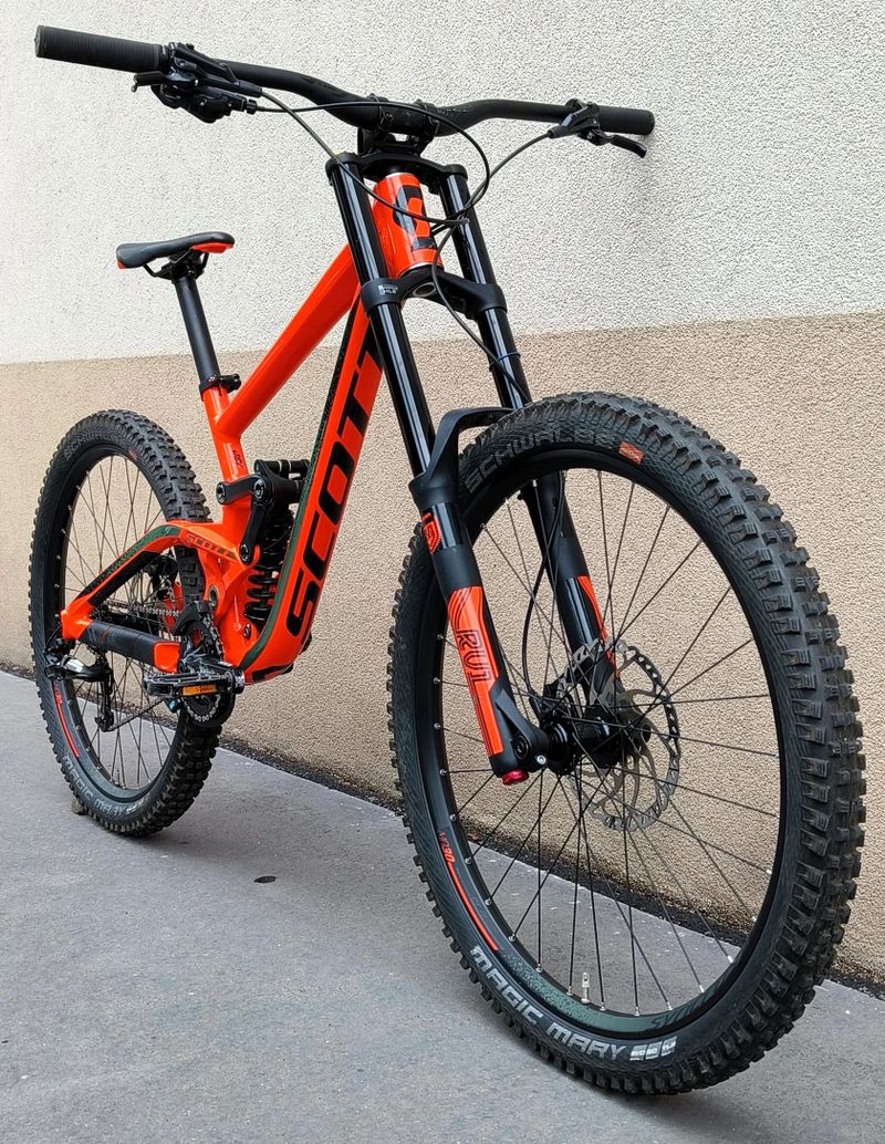 SCOTT Gambler 730 2019, vel. S/M, zdvihy 200 mm, TOP STAV