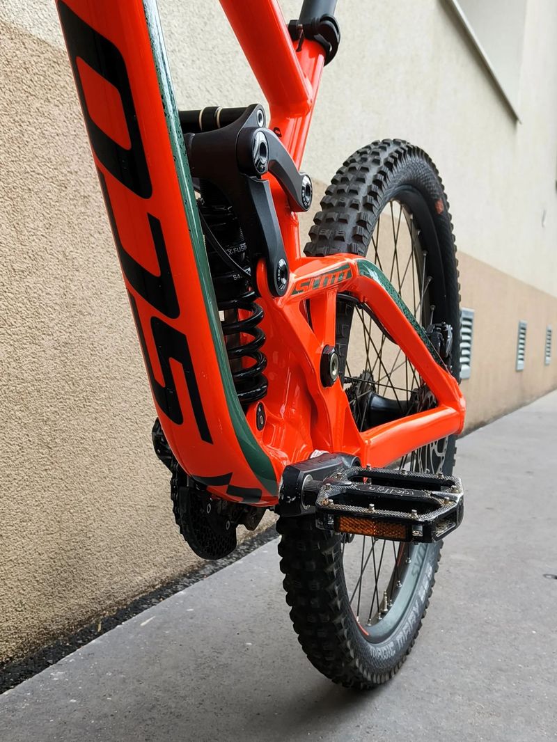 SCOTT Gambler 730 2019, vel. S/M, zdvihy 200 mm, TOP STAV