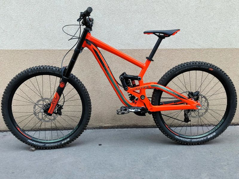 SCOTT Gambler 730 2019, vel. S/M, zdvihy 200 mm, TOP STAV