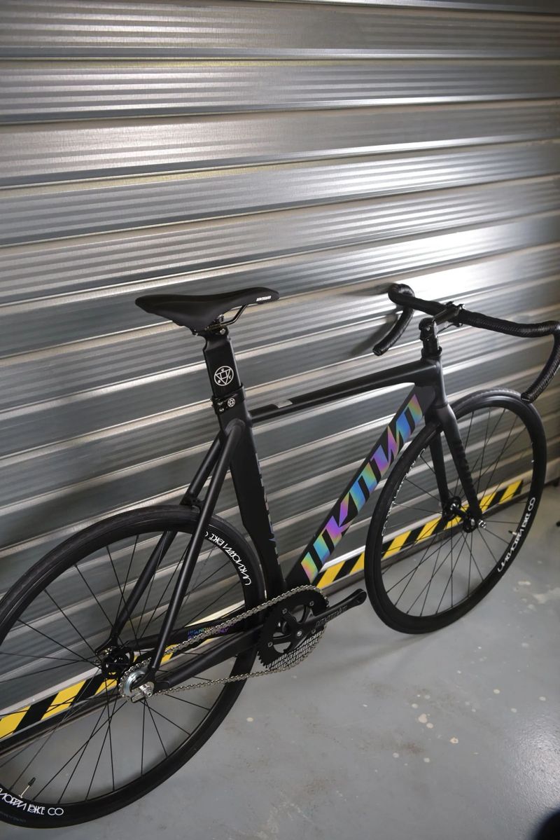 Unknown Singularity Black Chameleon Edition - fixie / single speed kolo 🎨 Více barev a velikostí 