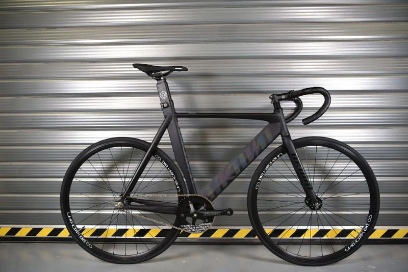 Unknown Singularity Black Chameleon Edition - fixie / single speed kolo 🎨 Více barev a velikostí 