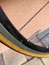 SHIMANO WH-RS100 s kazetou i pláštěmi Vittoria