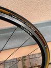 SHIMANO WH-RS100 s kazetou i pláštěmi Vittoria