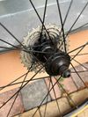 SHIMANO WH-RS100 s kazetou i pláštěmi Vittoria