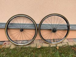 SHIMANO WH-RS100 s kazetou i pláštěmi Vittoria