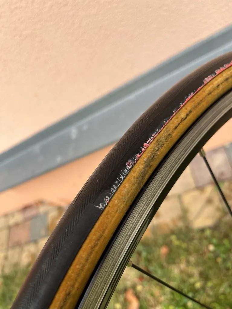SHIMANO WH-RS100 s kazetou i pláštěmi Vittoria