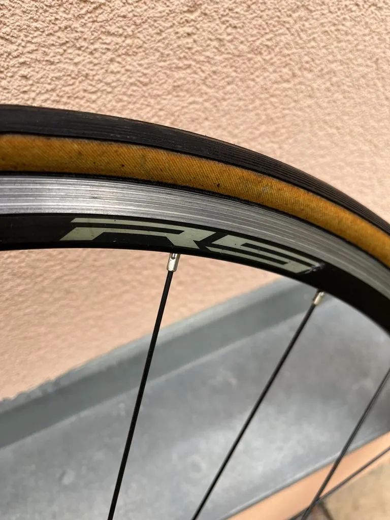 SHIMANO WH-RS100 s kazetou i pláštěmi Vittoria