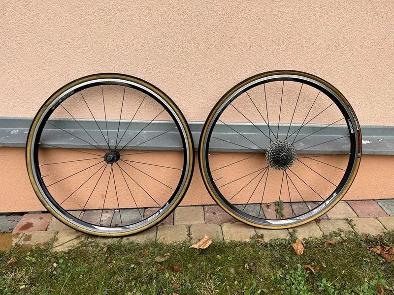 SHIMANO WH-RS100 s kazetou i pláštěmi Vittoria