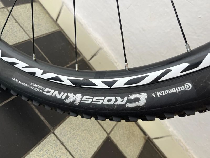 Zapletena kola mavic crossmax boost