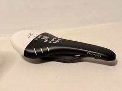 Fizik Tundra M3 s karbonovými ližinami