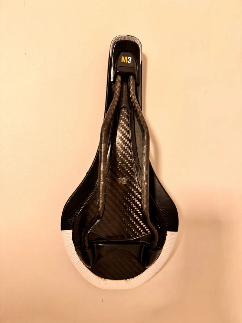 Fizik Tundra M3 s karbonovými ližinami