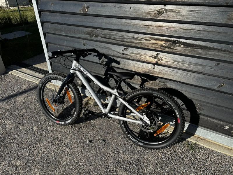 Dětské horské kolo SCOTT Scale RC 200