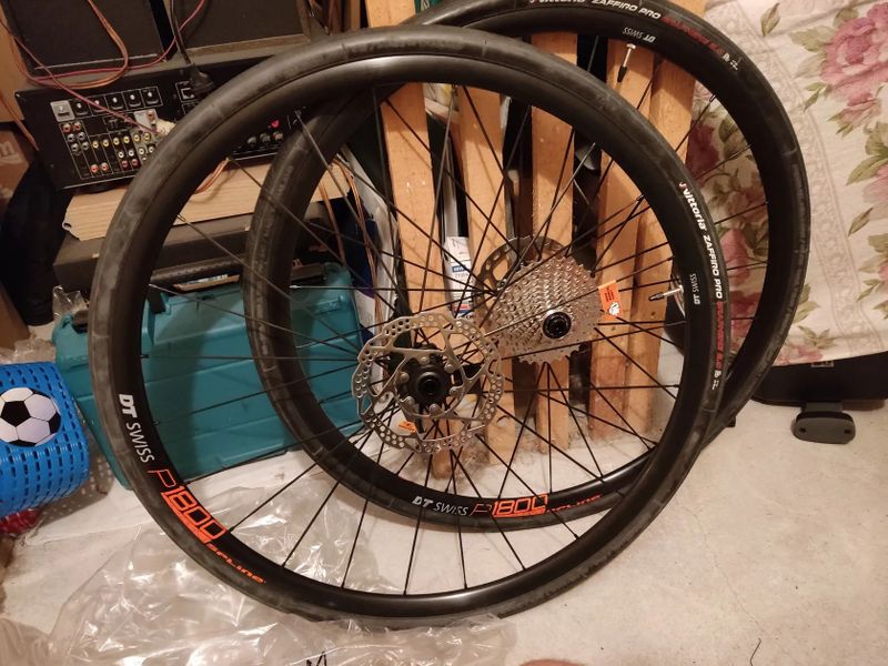 Prodám sadu kol DT swiss p1800 spline, kazeta, kotouče, pláště - VŠE NEJETÉ