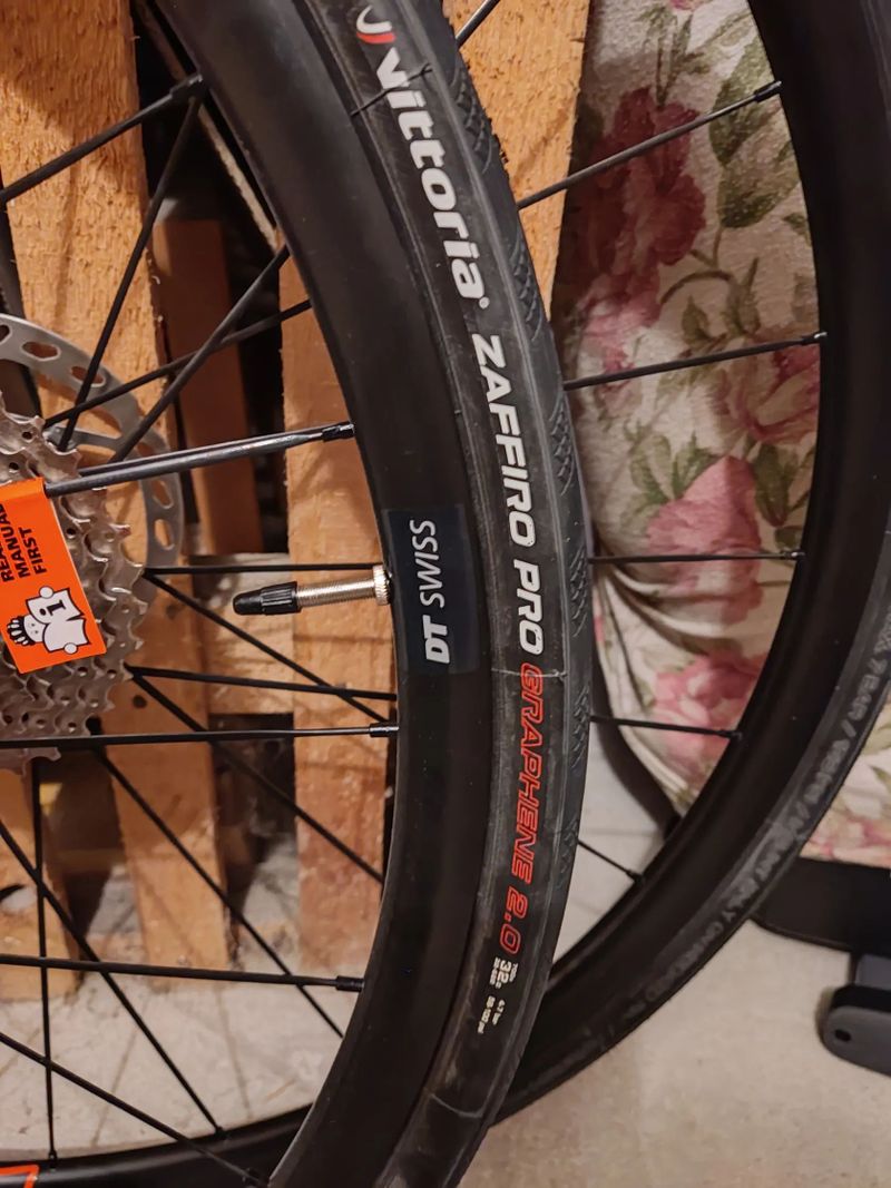 Prodám sadu kol DT swiss p1800 spline, kazeta, kotouče, pláště - VŠE NEJETÉ