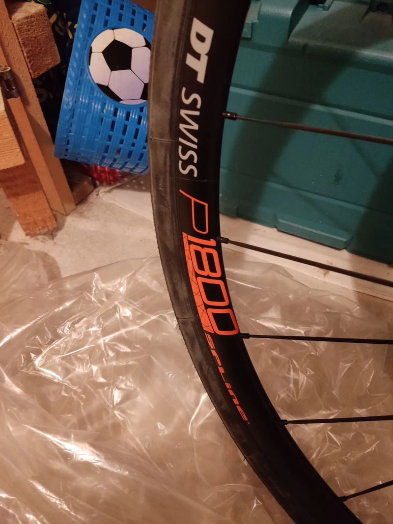 Prodám sadu kol DT swiss p1800 spline, kazeta, kotouče, pláště - VŠE NEJETÉ