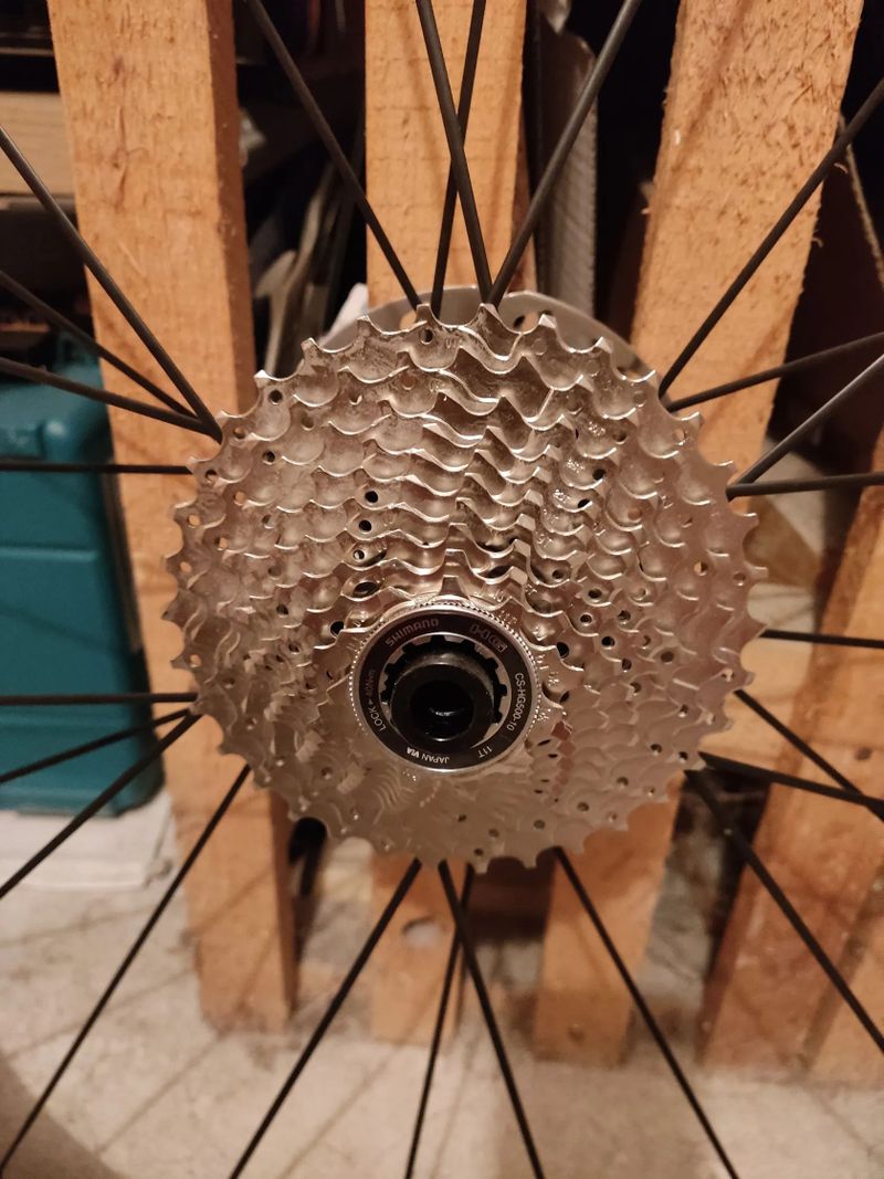 Prodám sadu kol DT swiss p1800 spline, kazeta, kotouče, pláště - VŠE NEJETÉ