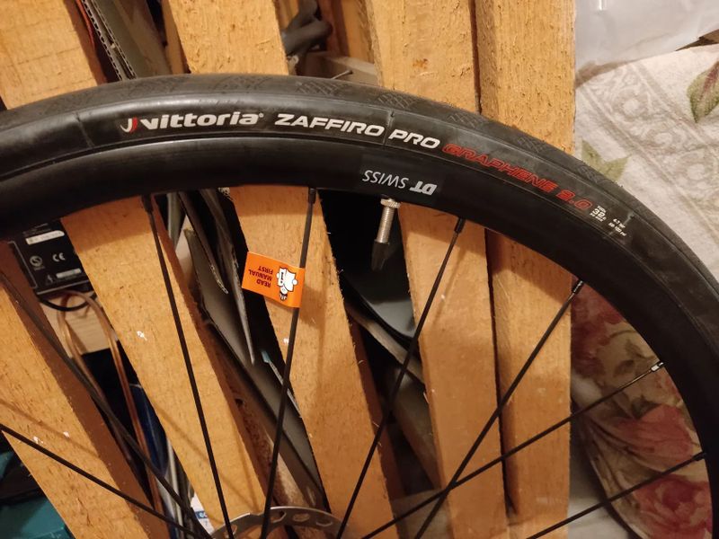 Prodám sadu kol DT swiss p1800 spline, kazeta, kotouče, pláště - VŠE NEJETÉ