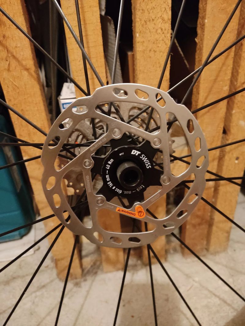 Prodám sadu kol DT swiss p1800 spline, kazeta, kotouče, pláště - VŠE NEJETÉ