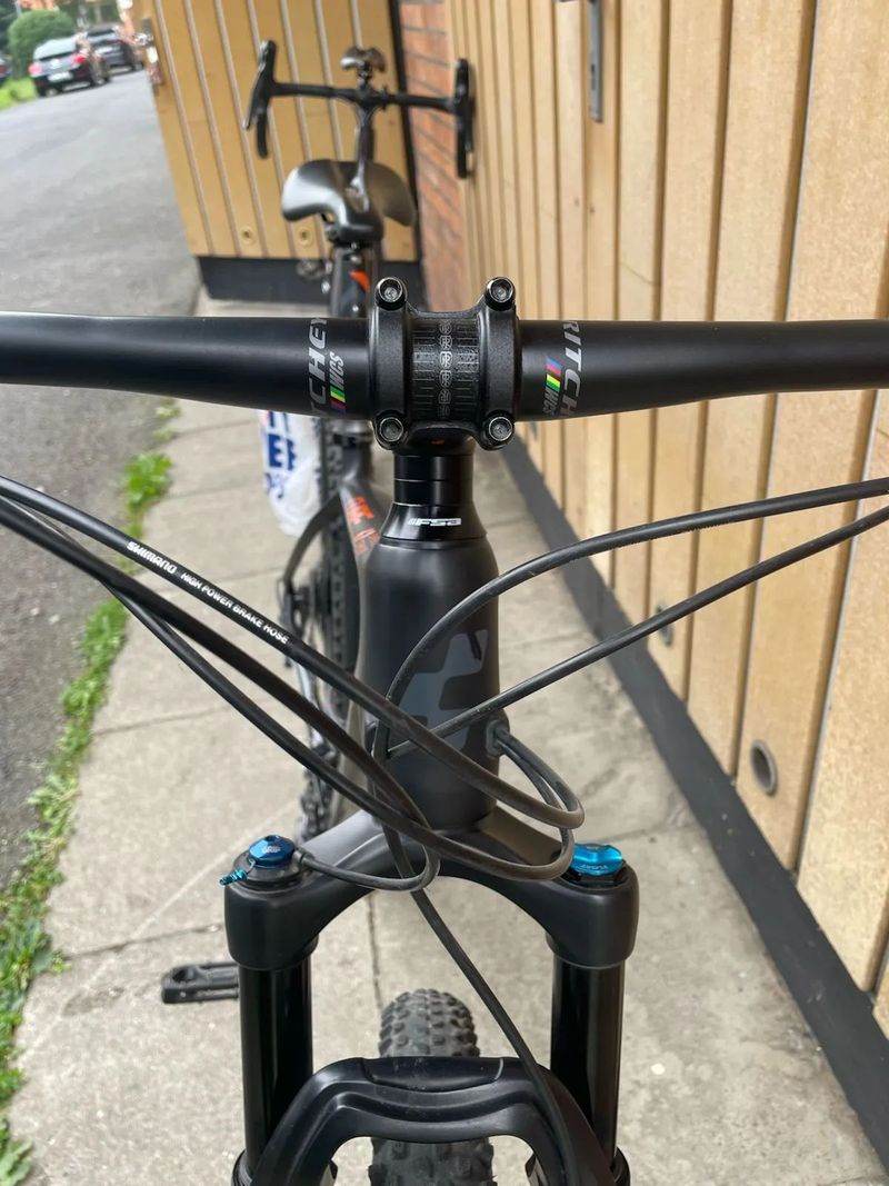 Karbonové horské kolo, hardtail Cube REACTION C:62 Race, model 2019.
