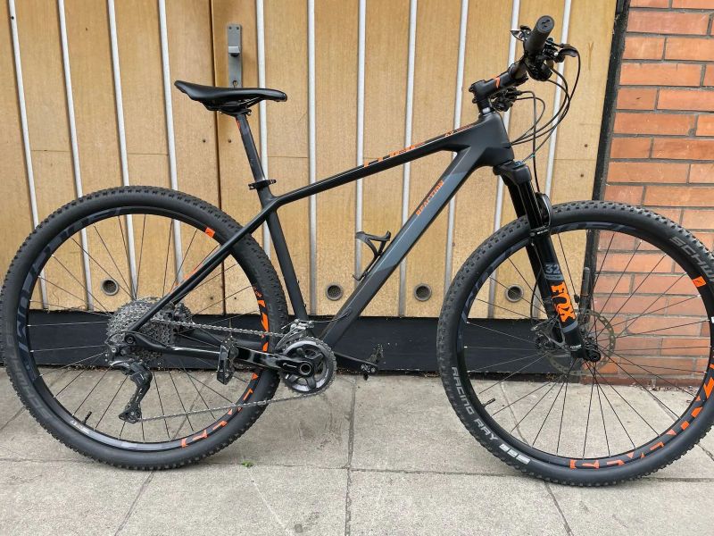 Karbonové horské kolo, hardtail Cube REACTION C:62 Race, model 2019.