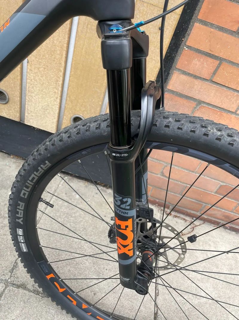 Karbonové horské kolo, hardtail Cube REACTION C:62 Race, model 2019.