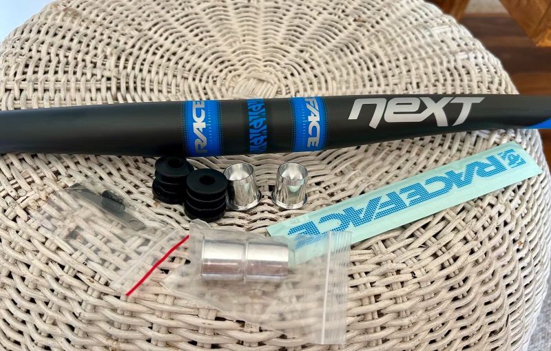 Nový představec Newmen SL Evo + Nová Race Face Next Carbon řídítka 