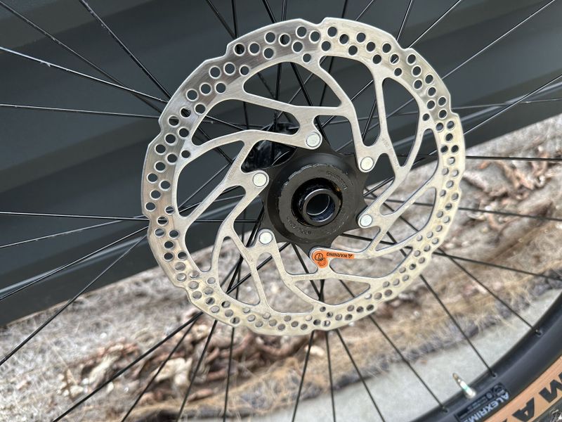 Zaplatená kola Alexrims 30mm včetně kotoučů a kazety Deore + Maxxis Rekon 2,4