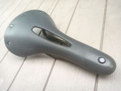 Sedlo Brooks C13 Carved 158mm