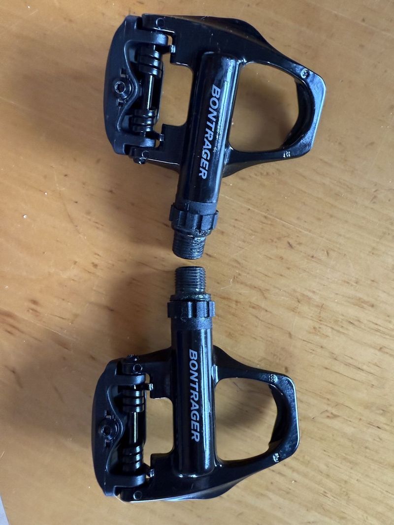 Pedály Bontrager Comp Road Pedal Set - black (červené kufry)