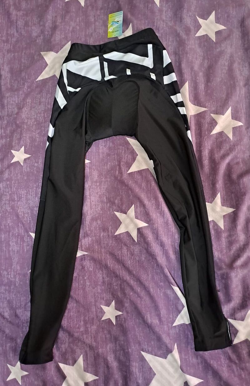 Nový, nepoužitý tenký dres na kolo s dlouhými rukávy a dlouhými nohavicemi.