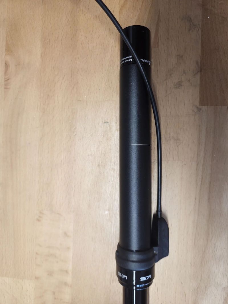 Kind Shock E20 External teleskopická sedlovka, Ø-30,9 mm, 370 mm/100 mm