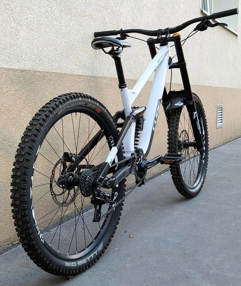 CUBE Two15 vel. XL, zdvihy 200/200 mm, 27,5" TOP STAV, Sjezďák downhill