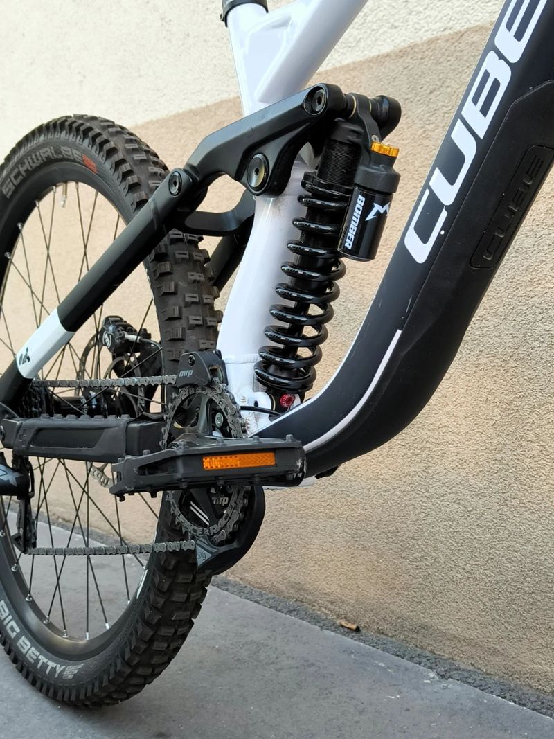CUBE Two15 vel. XL, zdvihy 200/200 mm, 27,5" TOP STAV, Sjezďák downhill