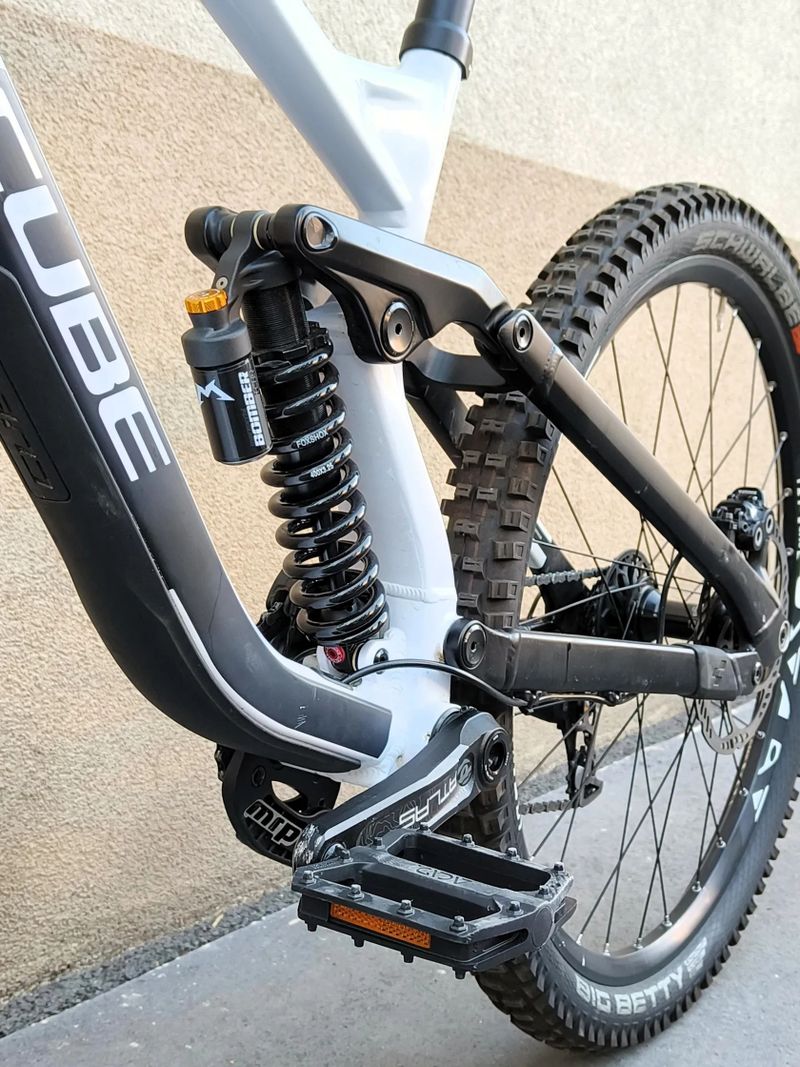 CUBE Two15 vel. XL, zdvihy 200/200 mm, 27,5" TOP STAV, Sjezďák downhill