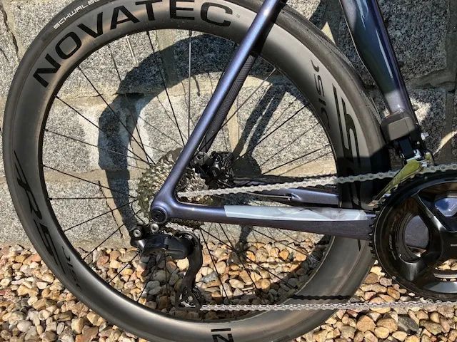 69.999 Kč! (PC 109.999) POLYGON HELIOS A7X - UCI rám, karbon kola - L - 105Di2 2x12 (50/34 - 11/34)
