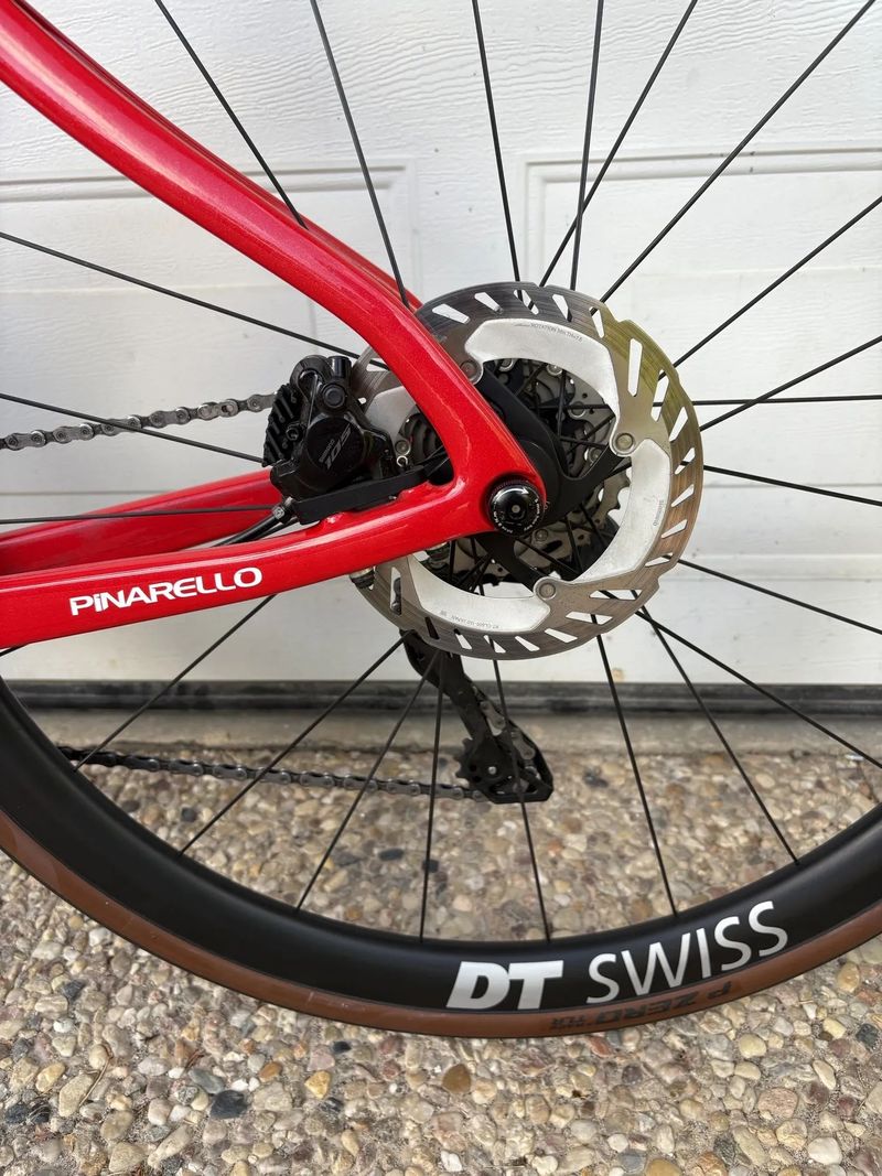Pinarello X3 105Di2 s koly DT SWISS ERC 1400