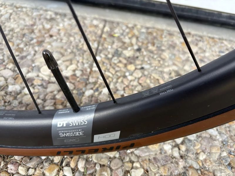 Pinarello X3 105Di2 s koly DT SWISS ERC 1400