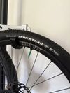 Zapletená kola HUNT 650B Adventure Carbon ořech Shimano