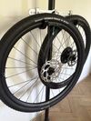 Zapletená kola HUNT 650B Adventure Carbon ořech Shimano