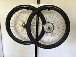 Zapletená kola HUNT 650B Adventure Carbon ořech Shimano