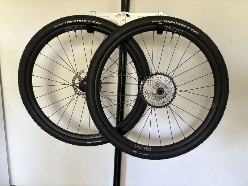 Zapletená kola HUNT 650B Adventure Carbon ořech Shimano
